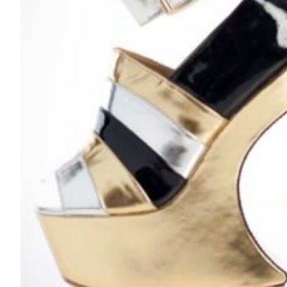 Curved Metallic Heel-Less Platforms - Picture 1 of 3